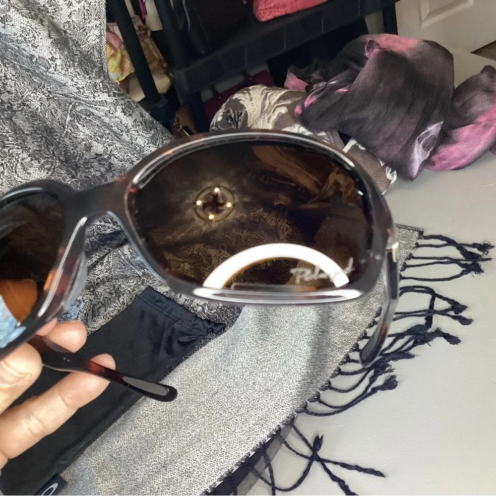 Oakley Sunglasses with tortoise shell frames and polarized lenses and soft case - Picture 7 of 11